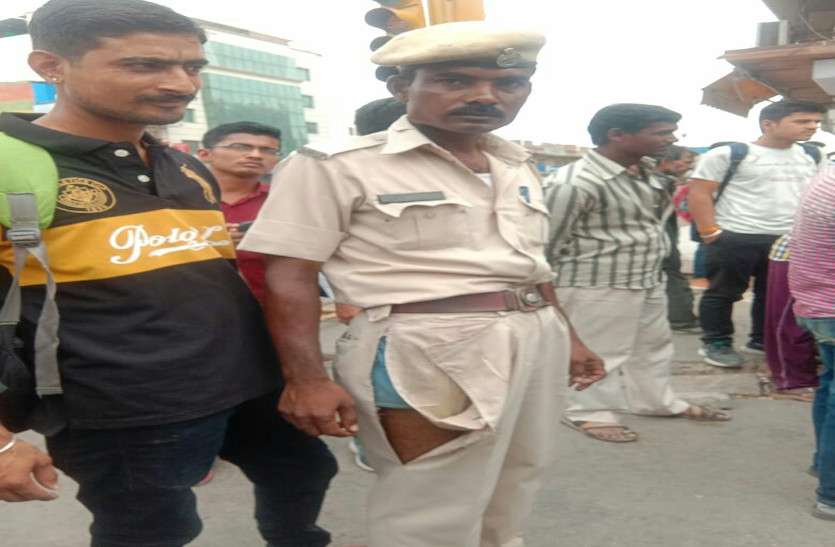Misbehave with traffic homegaurd गलत दिशा में बाइक चालक को रोका तो होमगार्ड की वर्दी फाड़ी