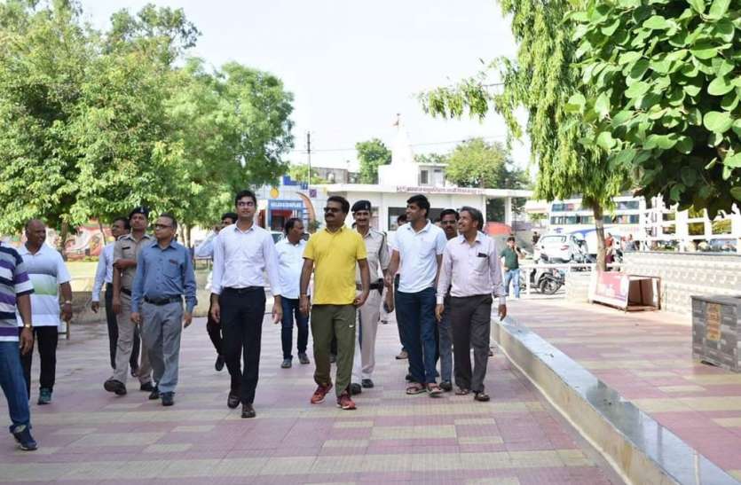 patrika कलेक्टर ने गहरीकरण एवं सौंदर्यीकरण को लेकर शिवना नदी का किया निरीक्षण