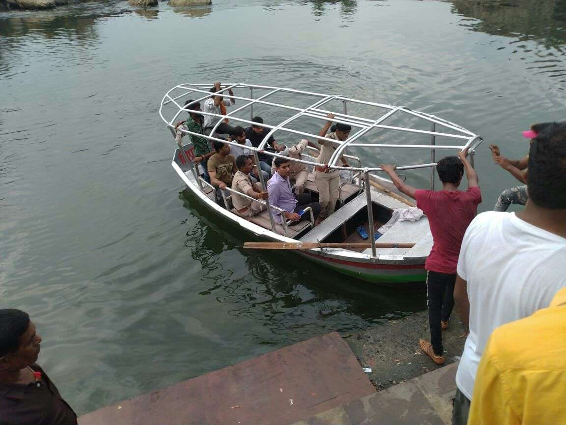 नाव से घटनास्थल पर पहुंची भेड़ाघाट पुलिस
