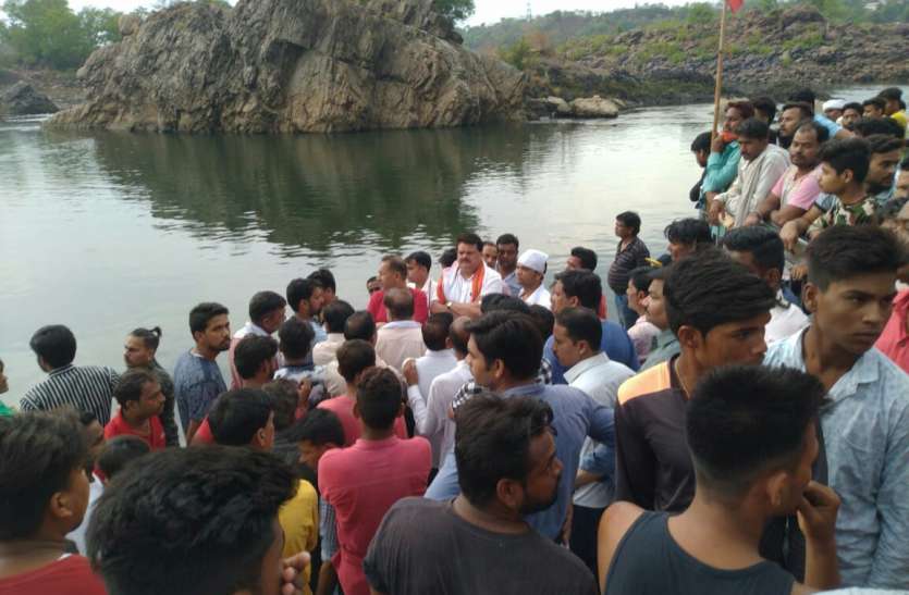 हत्या की खबर पाकर मौके पर पहुंचे विधायक व स्थानीय लोग युवक की हत्या कर रेत में दफनाया शव