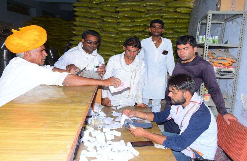 Falter faces of farmers, buy fertilizer and seeds काश्तकारों के खिले चेहरे, खरीदने लगे खाद और बीज