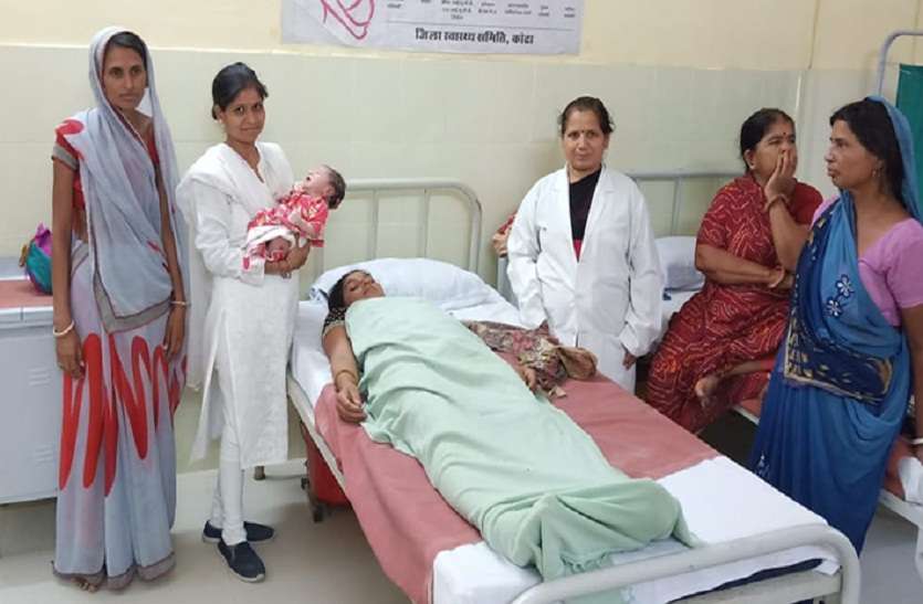 first time in village of Modak pHC Pregnancy goonjee kilakaaree इस अस्पताल में पहली बार गूंजी किलकारी तो लोगों ने ऐसे मनाई ख़ुशी...