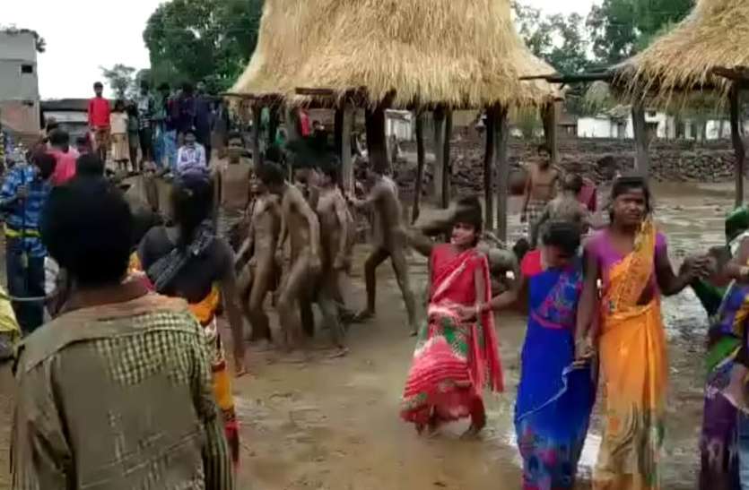 Mud marriage अजब-गजब : ये लोग कीचड़ में पटक कर बारातियों का करते हैं स्वागत, फिर धूमधाम से होती है शादी