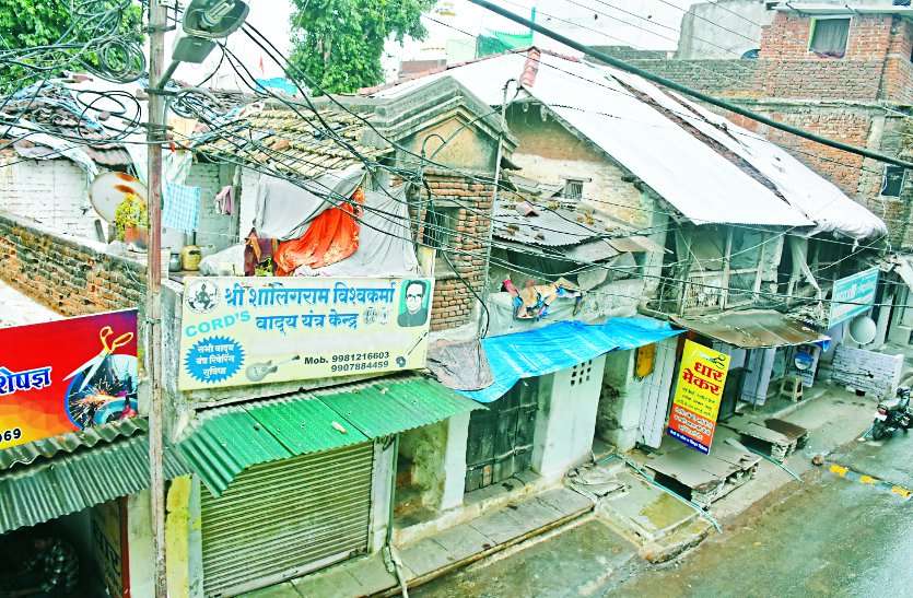 not dismantle Shabby houses इस लापरवाही के कारण बारिश में जान-माल के नुकसान का डर, पढ़ें पूरी खबर