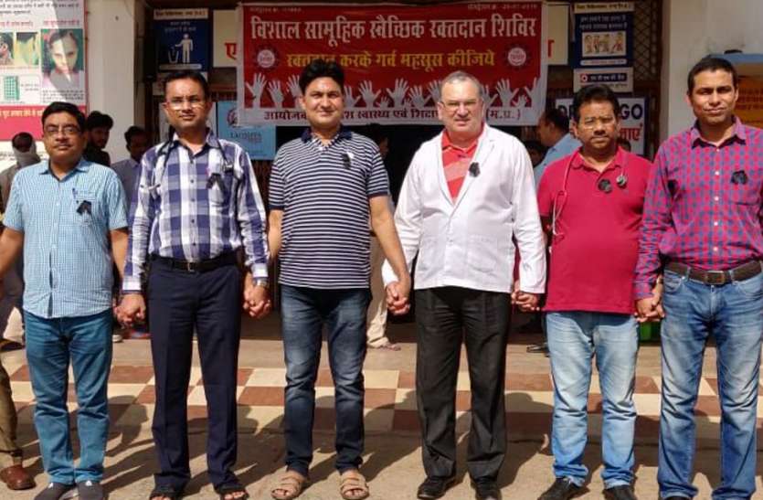Opponent of a doctor's death in Kolkata, black belt dam, patients कोलकाता में डॉक्टर से मारपीट की घटना का विरोध, काली पट्टी बांध जांची मरीजों की सेहत
