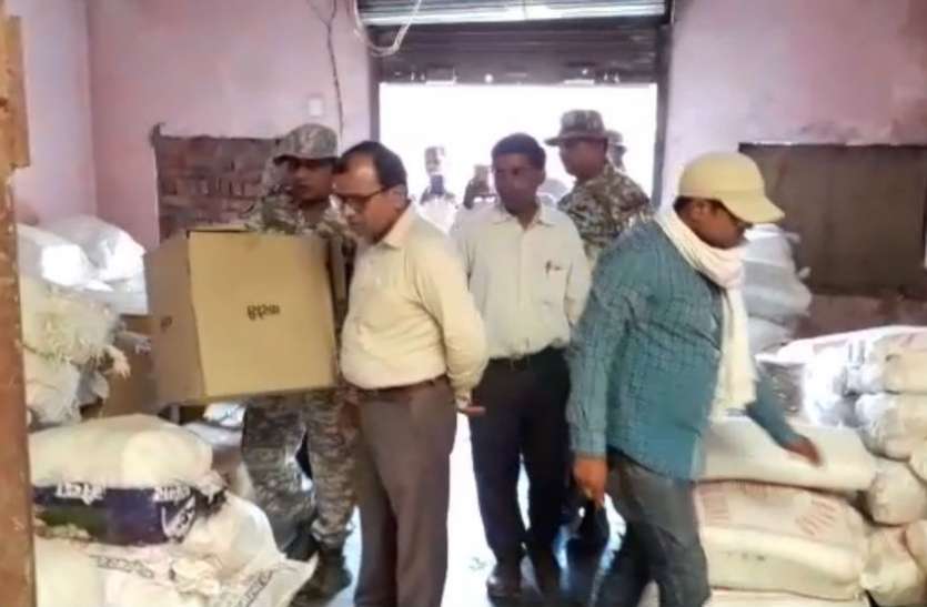 polithin VIDEO: सुहागनगरी में पॉलीथिन जब्त करने की चली कार्रवाई तो दुकानदारों के उड़ गए होश, इस हालत में मिला पॉलीथिन का जखीरा