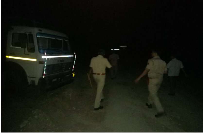 riyabadi रियांबड़ी में अवैध बजरी के छह डम्पर पकड़े