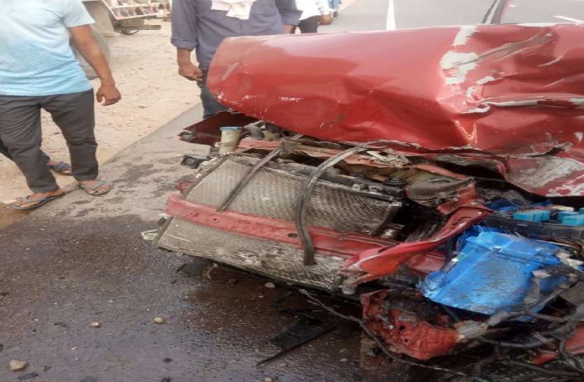 जयपुर में शाहपुरा-दौसा मनोहरपुर हाइवे पर शनिवार सुबह एक कार खड़े ट्रक में जा घुसी जिससे उसमें सवार सीकर निवासी दो सगे भाइयों सहित तीन की दर्दनाक मौत हो गई।