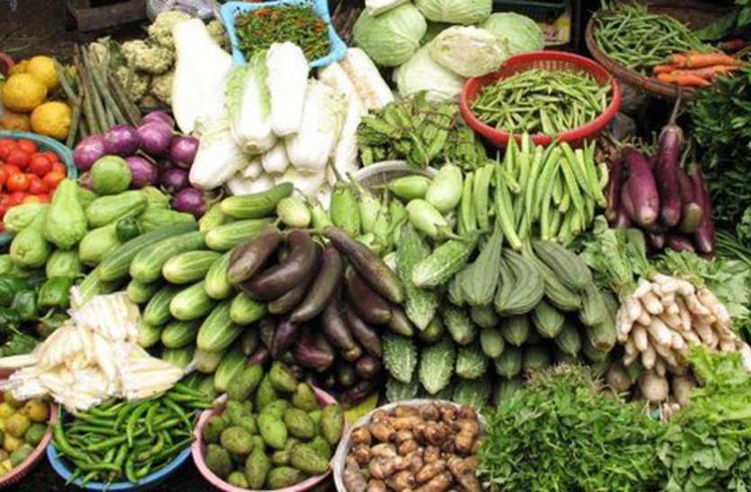 vegetable price rise बारिश के बाद सब्जियों के दाम छू रहे आसमान, गरीबों की थाली से हरी सब्जी गायब