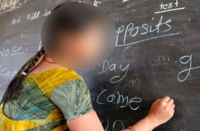 teacher शिक्षक से बोला पिता - आपकी गर्दन पर तलवार रखकर बेटे को पास करवा सकता हूं
