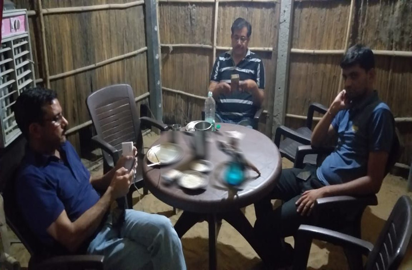Action on hookah bars देर रात हुक्का बार पर कार्रवाई, मेले कपड़े पहन ग्राहक बनकर पहुंची टीम, पुलिस की देरी से शराब गायब