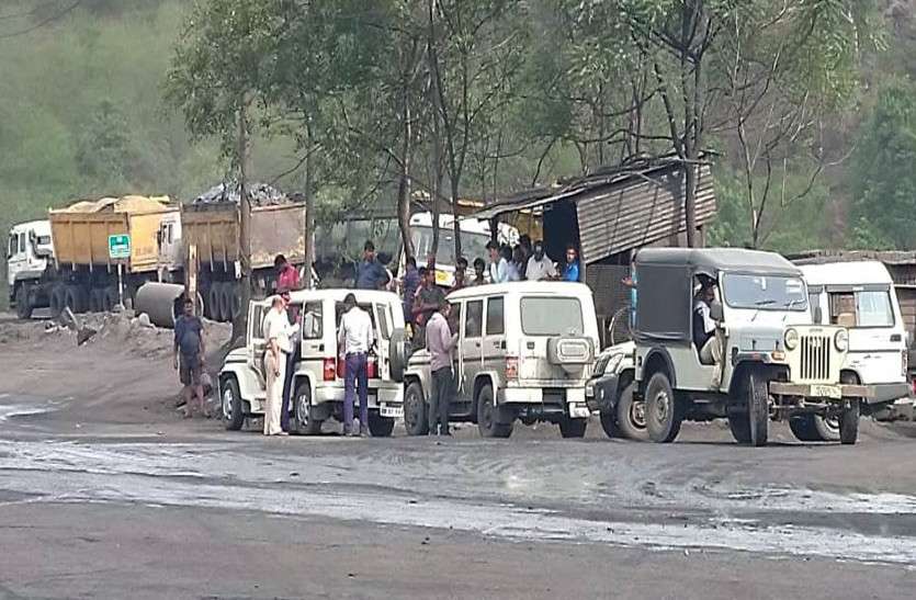 बड़ी कार्रवाई : एसईसीएल के कांटे पर निजी कंपनी के मजदूर तौल रहे थे कोयला, 16 नंबर कांटा सील, 52 गाडिय़ां पकड़ाई बड़ी कार्रवाई : एसईसीएल के कांटे पर निजी कंपनी के मजदूर तौल रहे थे कोयला, 16 नंबर कांटा सील, 52 गाडिय़ां पकड़ाई