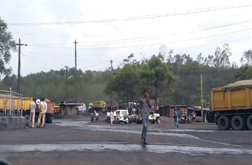 बड़ी कार्रवाई : एसईसीएल के कांटे पर निजी कंपनी के मजदूर तौल रहे थे कोयला, 16 नंबर कांटा सील, 52 गाडिय़ां पकड़ाई