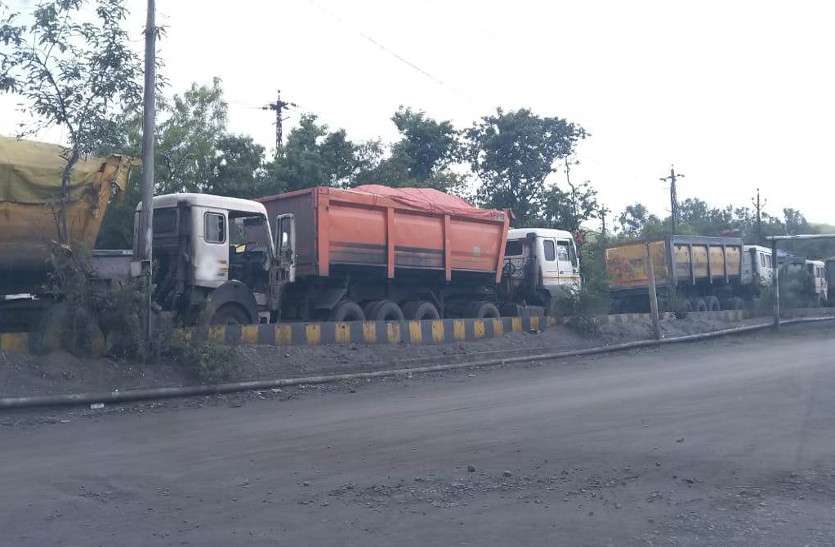 बड़ी कार्रवाई : एसईसीएल के कांटे पर निजी कंपनी के मजदूर तौल रहे थे कोयला, 16 नंबर कांटा सील, 52 गाडिय़ां पकड़ाई