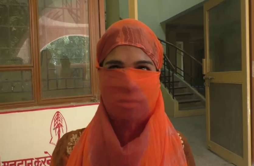 Rape Victim रेप पीड़िता प्रमुख सचिव से बोली, साहब दो माह हो गए FIR तक दर्ज नहीं हुई, मुझे रास्ते से उठाकर ले गए थे...