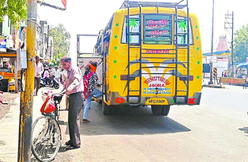patrika पुलिस प्रशासन के निर्देश हवा, फोरलेन पर ही खड़े हो रहे वाहन