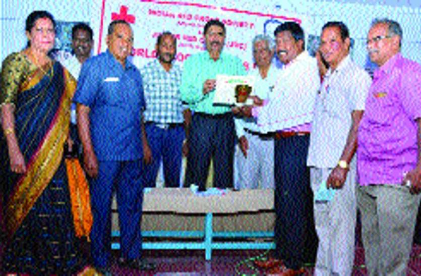 Blood donor honored on World Blood Donor Day विश्व रक्तदान दिवस पर रक्तदाता सम्मानित
