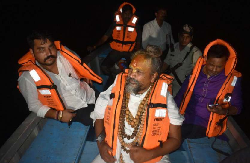 Computer baba stopped the illegal excavation जब कंप्यूटर बाबा पहुंचे अवैध उत्खनन रूकवाने, बीच नदी में हुआ ऐसा
