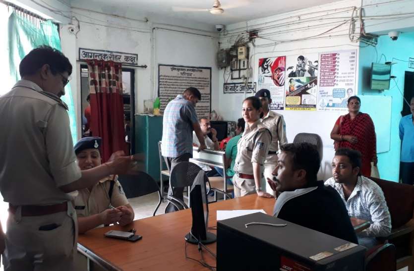 Investigating by catching old robbers स्प्रे के फेर में उलझी पुलिस, पुराने लुटेरों को पकड़कर कर रही पूछताछ