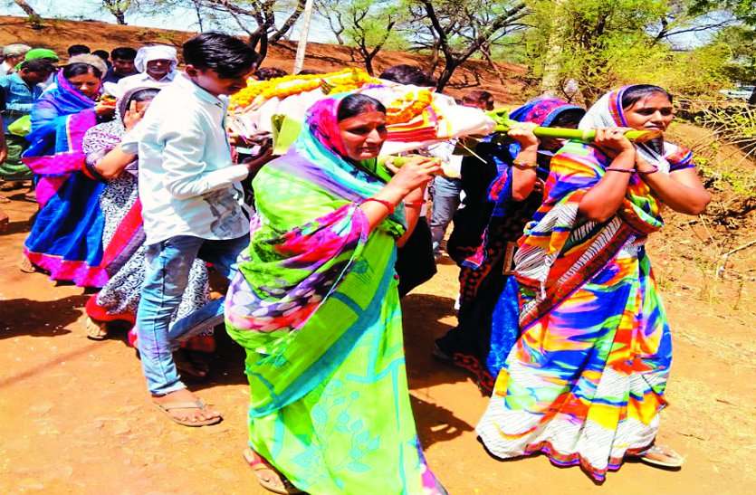 balod news जब छह बेटियां निकली पिता की अर्थी कांधे पर लेकर, देखने वाले नहीं रोक पाए आंसू
