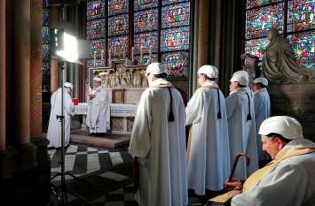 First Notre Dame mass prayer since fire पेरिस: आगजनी के बाद नोट्रे-डेम कैथेड्रल में पहली बार हुई पूजा