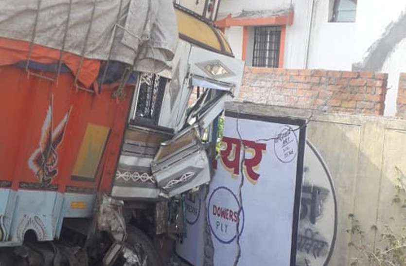 सर्फ-साबुन से भरे ट्रक का टायर फटा, सामने से आ रही पिकप को ठोकर मारते हुए बाउंड्रीवाल से टकराया, चालक की मौत सर्फ-साबुन से भरे ट्रक का टायर फटा, सामने से आ रही पिकप को ठोकर मारते हुए बाउंड्रीवाल से टकराया, चालक की मौत