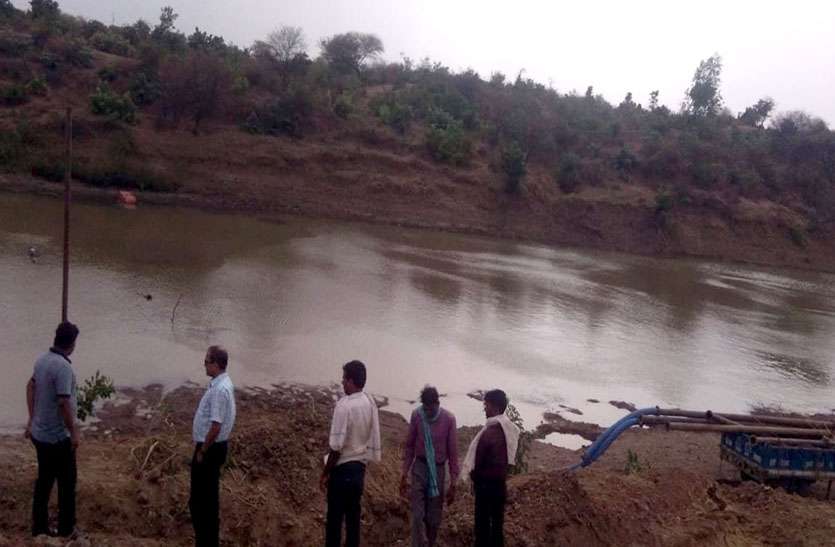 news पनडुब्बी लगाकर चल रहा था खनन, एक ट्रैक्टर और पांच ट्राली मौके से जब्त