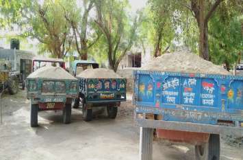 Capture three tractors full of gravel बजरी से भरे तीन ट्रैक्टर पकड़े
