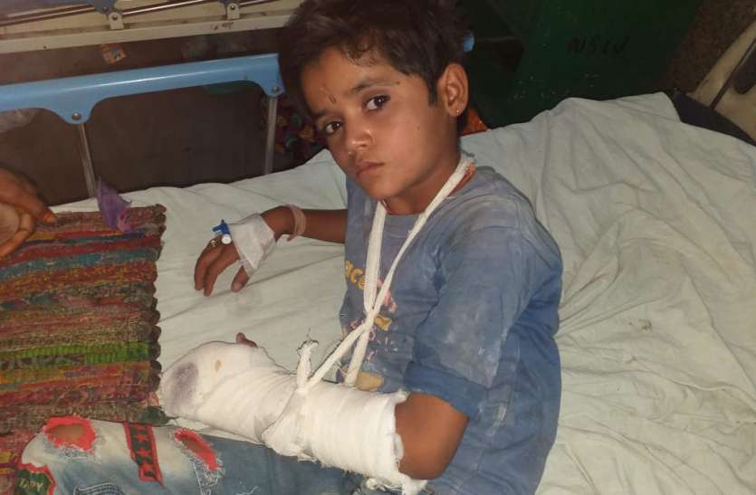 Bikaner : In the game-play, cut the baby's fingers with the ax बीकानेर : खेल-खेल में कुल्हाड़ी से बच्चे की अंगुलियां कटी