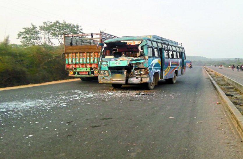 bus-truck crash बड़ी खबर : बस और कंटेनर में भिड़ंत, 25 यात्री घायल
