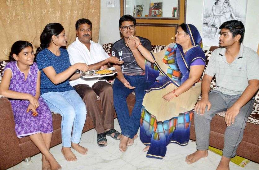 Tailor's son will become doctor दर्जी का बेटा बनेगा डॉक्टर