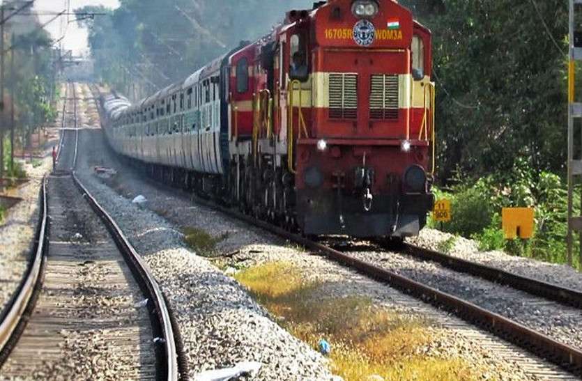 TRAIN 'अलविदा लाइफ' लिखकर पटरियों पर लेटा युवक, ट्रेन ऊपर से भी गुजरी, लेकिन Facebook के मित्रों ने बचा ली जान
