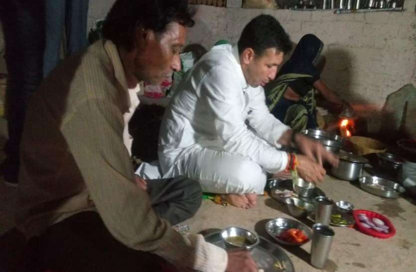 Minister Jitu Patwari मंत्री जीतू पटवारी ने खाई चूल्हे पर बनी रोटी...लोगों ने बताई समस्या