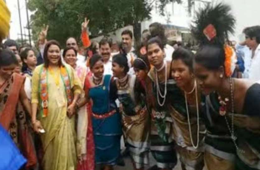 renuka singh और जब आदिवासियों के नृत्य पर थिरकने लगीं केंद्रीय राज्य मंत्री रेणुका सिंह...
