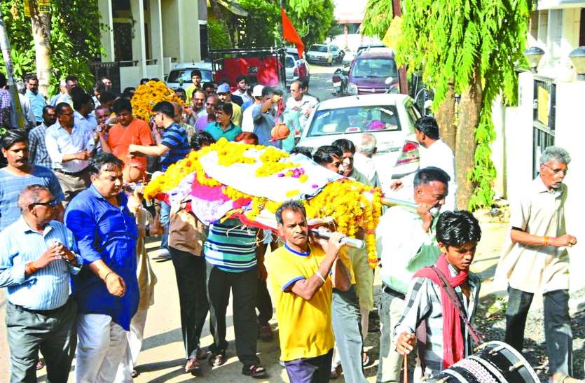patrika मां और बेटे अंतिम यात्रा पर साथ निकले तो हर किसी के छलके आंसू
