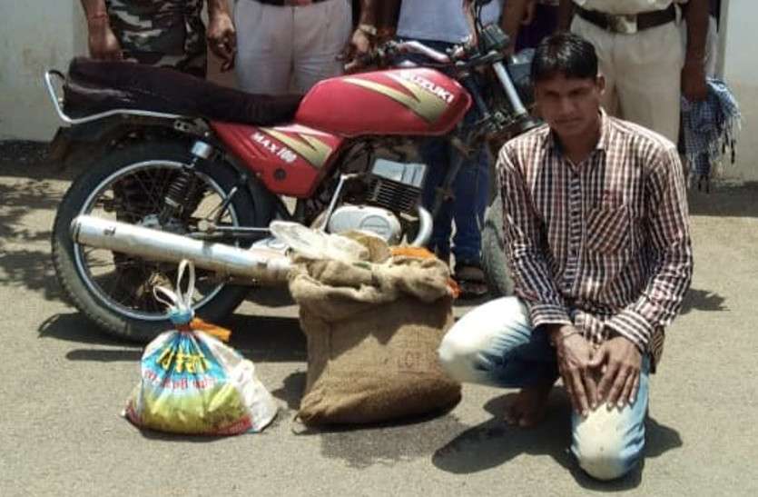 शराब तस्करों पर पुलिस की पैनी निगाह, कार्रवाई से विक्रेताओं के बीच मचा हड़कंप शराब तस्करों पर पुलिस की पैनी निगाह, कार्रवाई से विक्रेताओं के बीच मचा हड़कंप