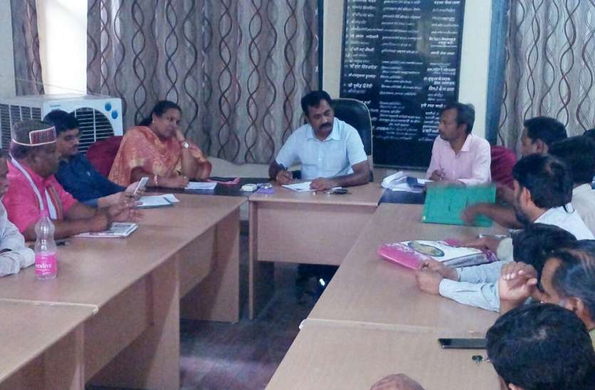 additional director in Came to the fruit vegetable market आए थे फल सब्जी मंडी का विवाद सुलझाने, उलझाकर चले गए अपर संचालक