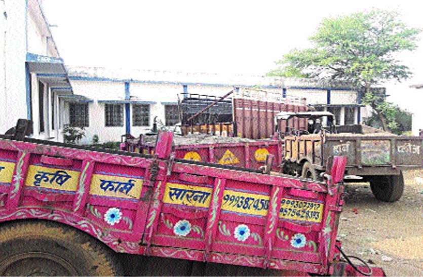 Seize five dumper and 15 tractors पांच डम्पर और 15 ट्रैक्टर जब्त