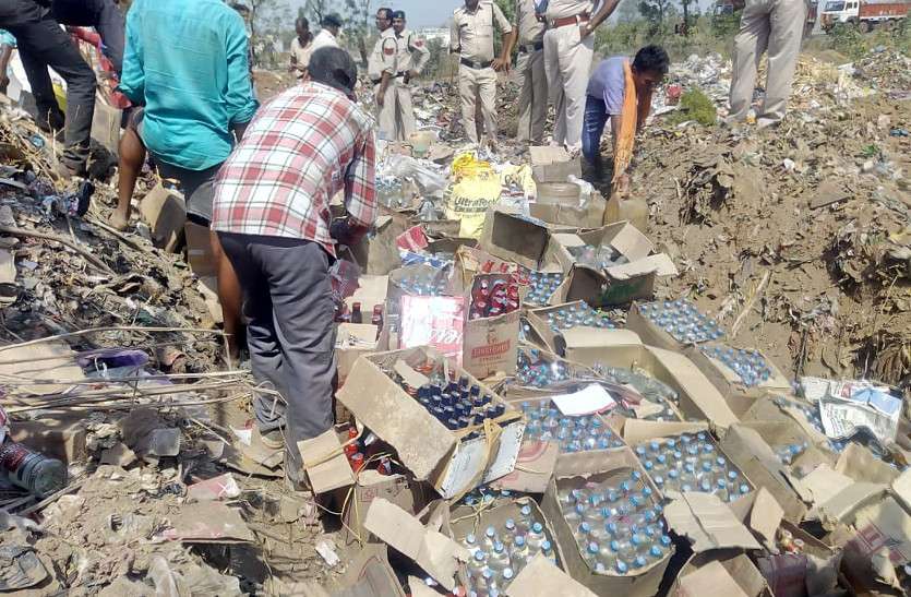 आबकारी अधिकारी ने जब्त शराब का किया परीक्षण, रिपोर्ट मिलते ही प्रशासन ने शराब को गड्ढे में डाल चलवाया रोलर आबकारी अधिकारी ने जब्त शराब का किया परीक्षण, रिपोर्ट मिलते ही प्रशासन ने शराब को गड्ढे में डाल चलवाया रोलर