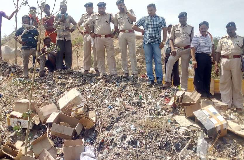 आबकारी अधिकारी ने जब्त शराब का किया परीक्षण, रिपोर्ट मिलते ही प्रशासन ने शराब को गड्ढे में डाल चलवाया रोलर