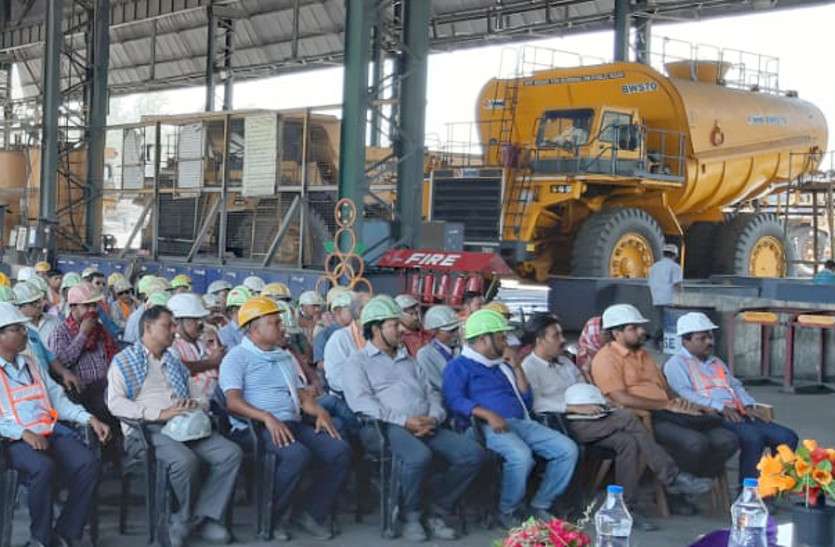 कुसमुंडा खदान(Kusmunda Mine) में बड़ती सड़क दुर्घटना(Road accident) की रोकथाम के लिए प्रबंधन कर्मचारियों को सुरक्षा नियमों(Security Rules) की जानकारी दे रहा है। सुरक्षा से जुड़े अधिकारियों का कहना है कि छोटी छोटी सावधानियां बड़ी दुर्घटना(Big accident) को रोक सकती हैं। छोटी सावधानी से रुकेंगी बड़ी दुर्घटनाएं, जागरूकता जरुरी