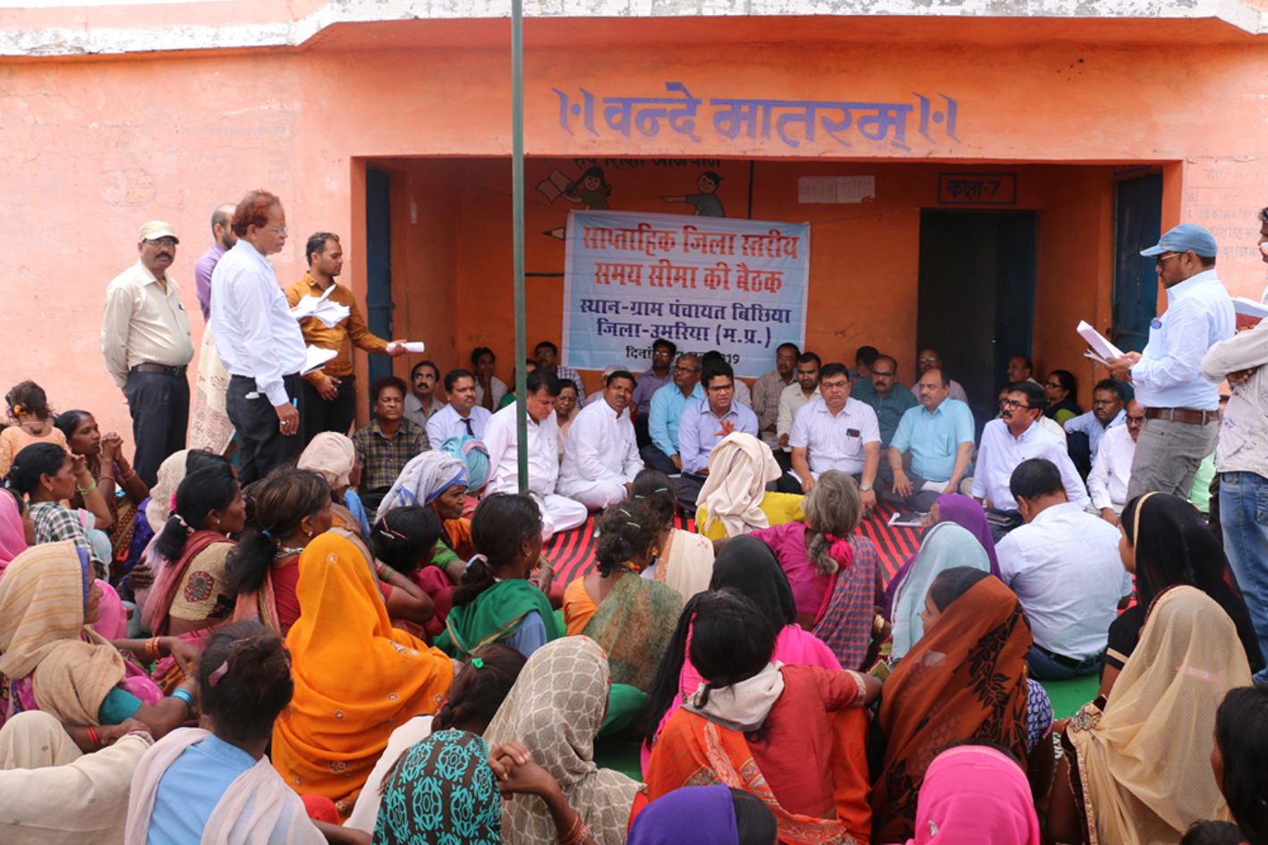 Opposition from the villagers, open poles for implementation of scheme अधिकारियों का हुआ ग्रामीणों से सामना तो योजनाओं के क्रियान्वयन की खुली पोल