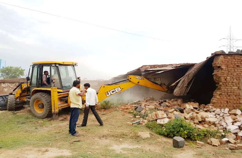 गेरवाघाट पुल(Gervaghat bridge) के पास नदी और नाले के बीच अतिक्रमण(Encroachment) में बने मकानों को नगर निगम(municipal Corporation) ने तोडऩे की कार्रवाई की। बारिश में यह इलाका कई बार डूब चुका है। जान माल की सुरक्षा को देखते हुए निगम ने अतिक्रमण(Encroachment) पर कार्रवाई की। गेरवाघाट पुल के पास नदी और नाले के बीच अतिक्रमण में बने मकानों को निगम ने तोड़ा
