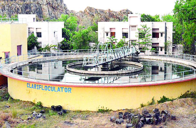 जल आवर्धन योजना(Water Milling Scheme) के तहत शहर के वेयर हाउस(Warehouse) में पानी टंकी का निर्माण किया गया है। इस टंकी के माध्यम से शहर के आठ वार्डों में पानी की आपूर्ति की जाती है। शुक्रवार की शाम पानी की आपूर्ति(water supplies) एक घंटे तक किया गया। इसके बाद आपूर्ति बंद की गई। वॉल्व हुआ स्लीप तो रातभर व्यर्थ बहता रहा पानी, सुबह होते ही मच गई थी मारामारी