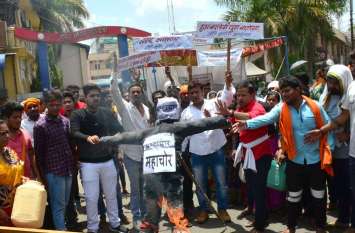protest Against Water Crisis in Khandwa Madhya pradesh पेयजल के लिए शहर में भूख हड़ताल, आंदोलन, विरोध प्रदर्शन