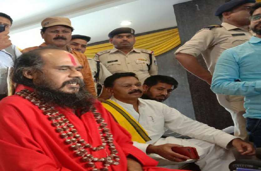 mirchi baba URF Swami Vairagyanand मिर्ची बाबा को पुलिस ने किया नजरबंद, जल समाधि लेने पहुंचे थे भोपाल