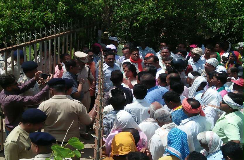 cg news कर्जमाफी समेत 11 सूत्री मांगों को लेकर जिला किसान संघ ने कलेक्ट्रेट में किया प्रदर्शन