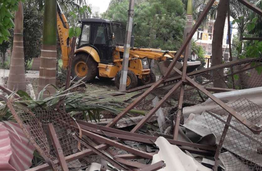 encroachment Removed भाजपा पार्षद के अतिक्रमण पर चला कांग्रेस सरकार का बुलडोजर, दबंग के कब्जे से 5 साल बाद आजाद हुआ पार्क