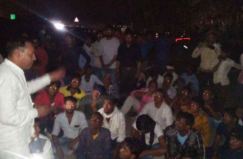 Jahazpur MLA Gopichand Meena बलात्कार के आरोपी की गिरफ्तारी की मांग, विधायक थाने के बाहर धरने पर बैठे