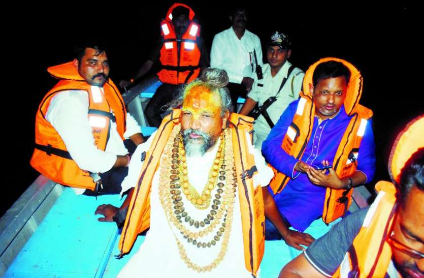 Computer baba stopped the illegal excavation in narmada अवैध उत्खनन करने वालों को रंगे हाथों पकडऩे गए कंप्यूटर की नाव नदी के भंवर में फंसी